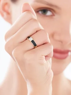 Pierścionek z żółtego złota z brylantami i emalią - 0,08 ct - próba 585