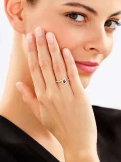 Pierścionek z żółtego złota z brylantami i szafirem - próba 585