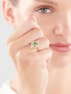 Pierścionek z żółtego złota z brylantami i szmaragdem - próba 585