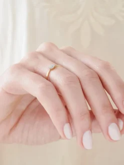 Pierścionek z żółtego złota z diamentami - 0,03 ct - próba 375