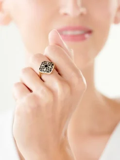 Pierścionek z żółtego złota z diamentami i onyksem - próba 585