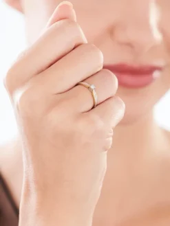 Pierścionek z żółtego złota z brylantem - 0,03 ct - próba 375