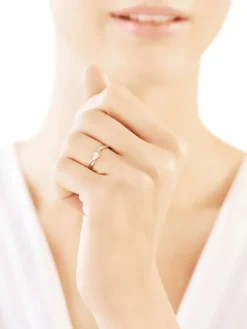 Pierścionek z żółtego złota z brylantem - 0,04 ct - próba 375