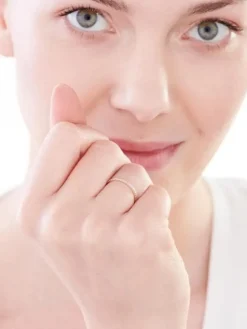 Pierścionek z żółtego złota z brylantami - 0,02 ct - próba 375