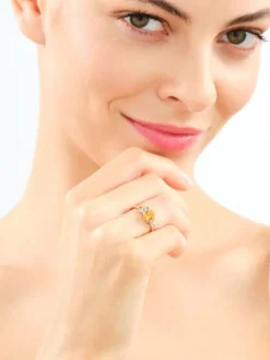 Pierścionek z żółtego złota z brylantami i kamieniami ozdobnymi - próba 585