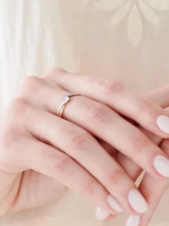 Pierścionek z żółtego złota z brylantem - 0,06 ct - próba 585