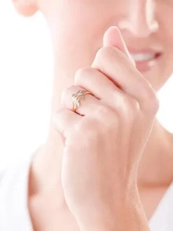 Pierścionek z żółtego złota z diamentami - liście - 0,03 ct - próba 375