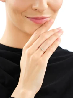 Pierścionek z żółtego złota z brylantami - kwiat - 0,02 ct - próba 375