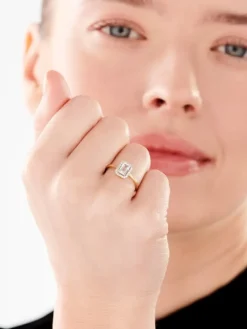 Pierścionek z żółtego złota z diamentami i topazem białym - próba 585