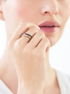 Pierścionek ze stali szlachetnej z cyrkoniami