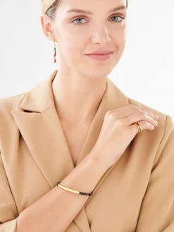 Pierścionek ze stali szlachetnej z detalem z masy żywicznej