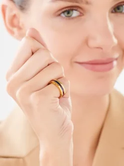 Pierścionek ze stali szlachetnej z detalem z masy żywicznej