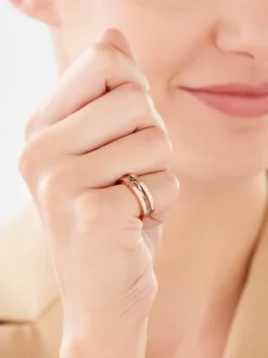 Pierścionek ze stali szlachetnej z detalem z masy żywicznej