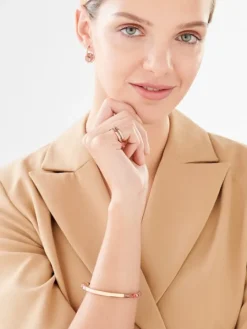 Pierścionek ze stali szlachetnej z detalem z masy żywicznej