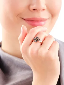 Pierścionek ze stali szlachetnej z markasytami - koniczyna