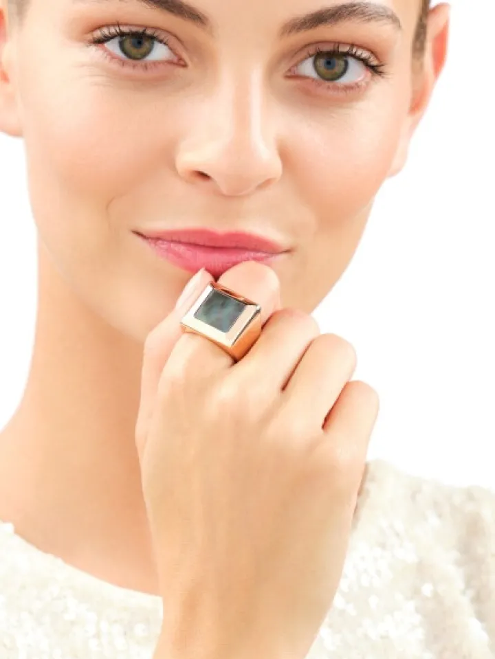 Pierścionek ze stali szlachetnej z masą perłową - sygnet