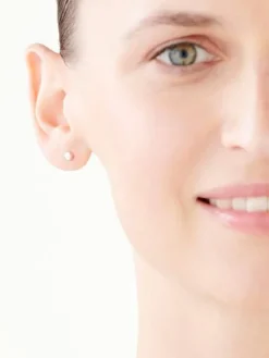 Pojedynczy srebrny kolczyk - kulka