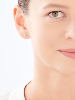 Pojedynczy srebrny kolczyk - kulka