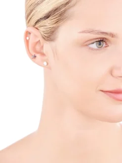 Pojedynczy srebrny kolczyk - kulka