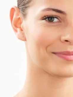 Pojedynczy srebrny kolczyk z cyrkonią