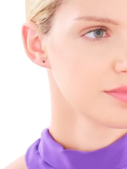 Pojedynczy złoty kolczyk z cyrkonią