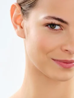 Pojedynczy złoty kolczyk z cyrkonią