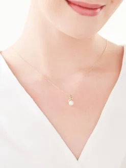 Zawieszka z żółtego złota z brylantami i perłą - próba 375