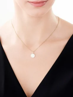 Zawieszka z żółtego złota z diamentem i masą perłową - litera M - próba 375