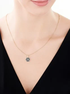 Zawieszka z żółtego złota z diamentem i onyksem - litera M - próba 375