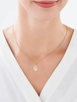 Złota zawieszka - medalik z wizerunkiem Chrystusa