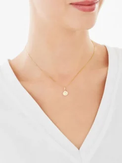 Złota zawieszka - medalik z wizerunkiem Chrystusa