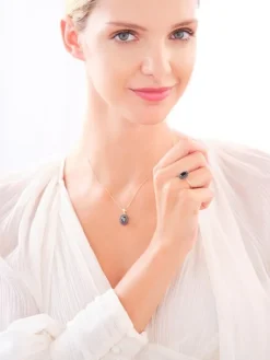 Złota zawieszka z cyrkoniami