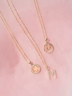 Złota zawieszka z cyrkoniami - litera M