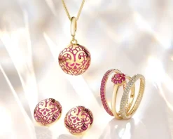 Złota zawieszka z emalią