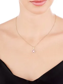 Złota zawieszka z emalią i masą perłową