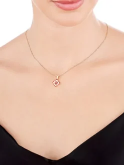 Złota zawieszka z emalią i masą perłową