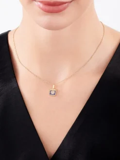 Złota zawieszka z emalią i masą perłową