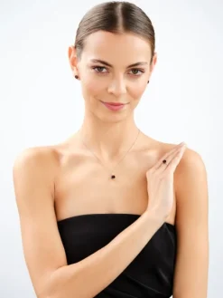 Złota zawieszka z granatem