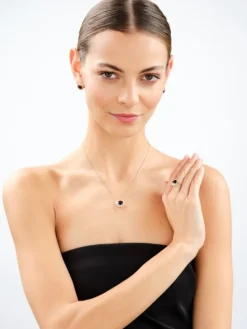 Złota zawieszka z granatem