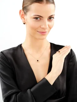 Złota zawieszka z granatem syntetycznym