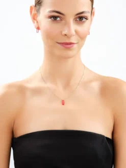 Złota zawieszka z koralem syntetycznym