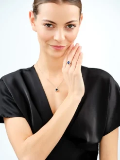 Złota zawieszka z korundem syntetycznym i cyrkoniami