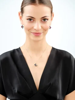 Złota zawieszka z kryształem syntetycznym