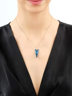 Złota zawieszka z kryształem syntetycznym