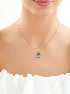 Złota zawieszka z kryształem syntetycznym