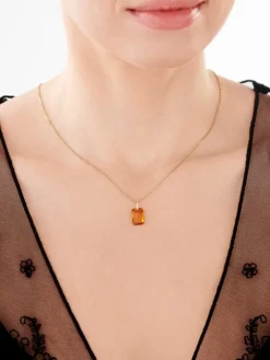 Złota zawieszka z kryształem syntetycznym