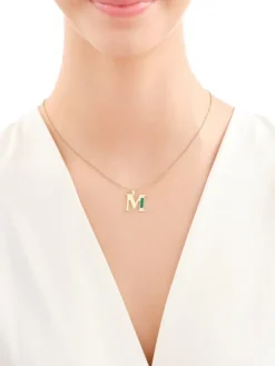 Złota zawieszka z masą malachitową - litera M