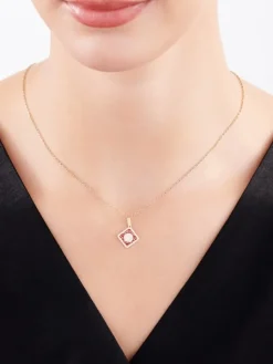 Złota zawieszka z masą perłową i emalią