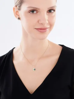 Złota zawieszka z onyksem syntetycznym - liść