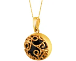 Złota zawieszka z onyksem syntetycznym